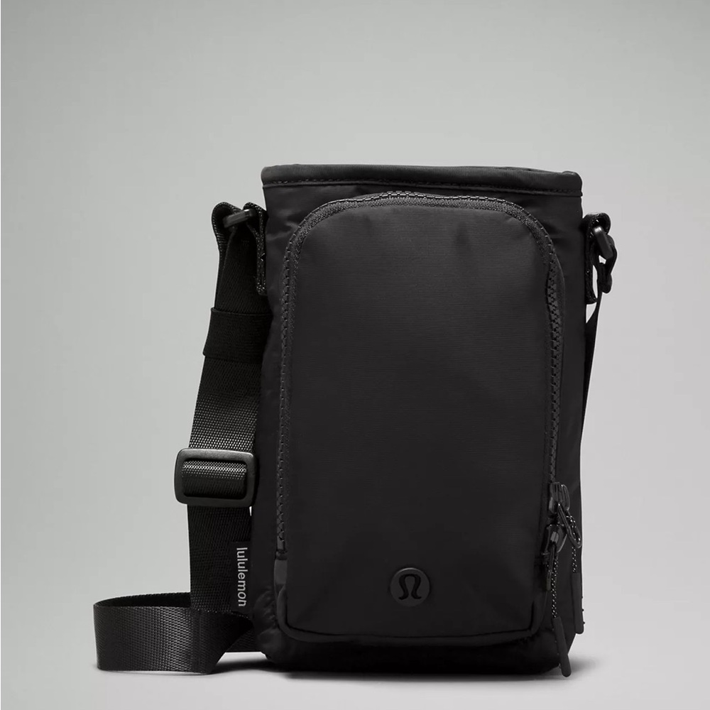 Lululemon Water Bottle Crossbody with Front Pocket 2L- Black